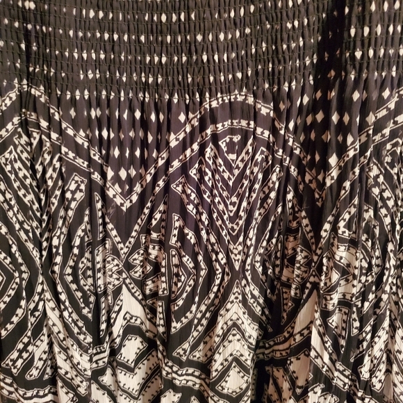 White House Black Market Black and White Lined Abstract Skirt.  Size S - Picture 4 of 6